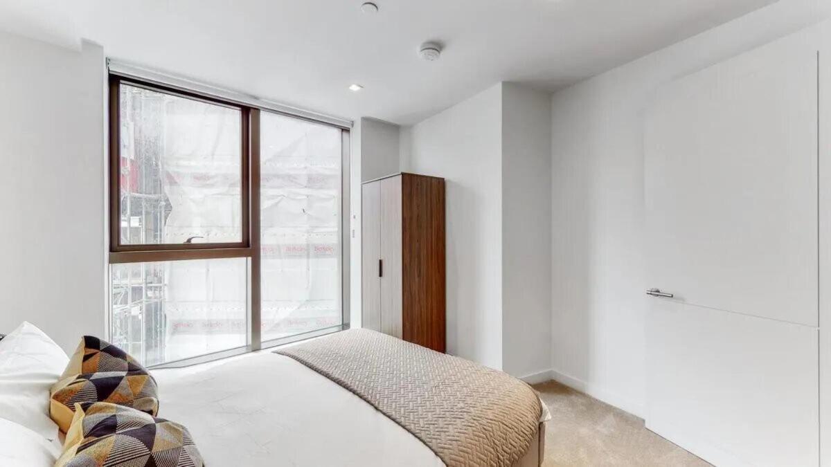 Luxury 2 Bed With Balcony In Westmark Tower Apartament *