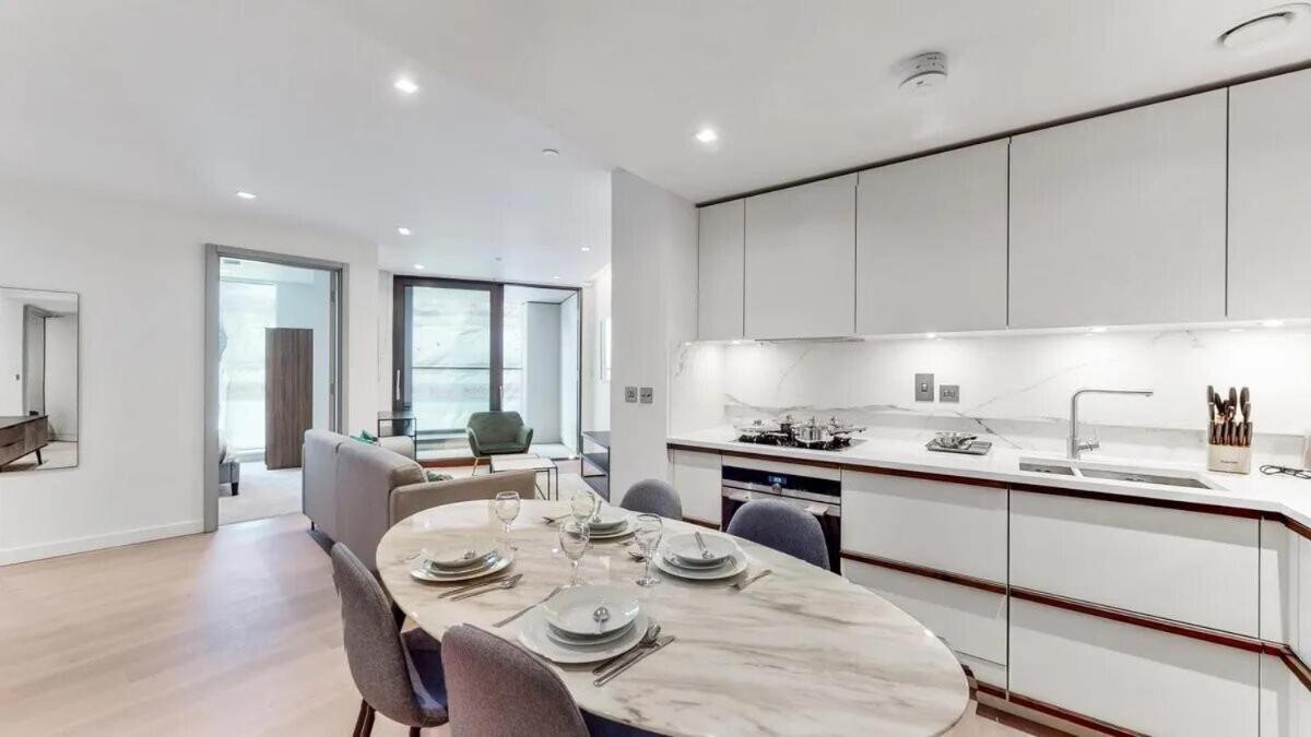 Luxury 2 Bed With Balcony In Westmark Tower Londra