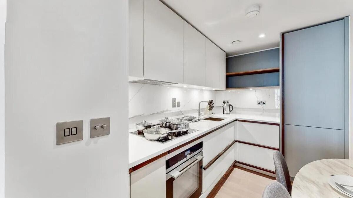Luxury 2 Bed With Balcony In Westmark Tower